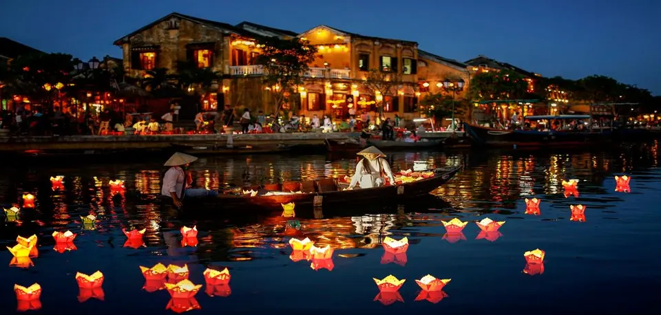 Hoi An old town lit by lanterns along the river